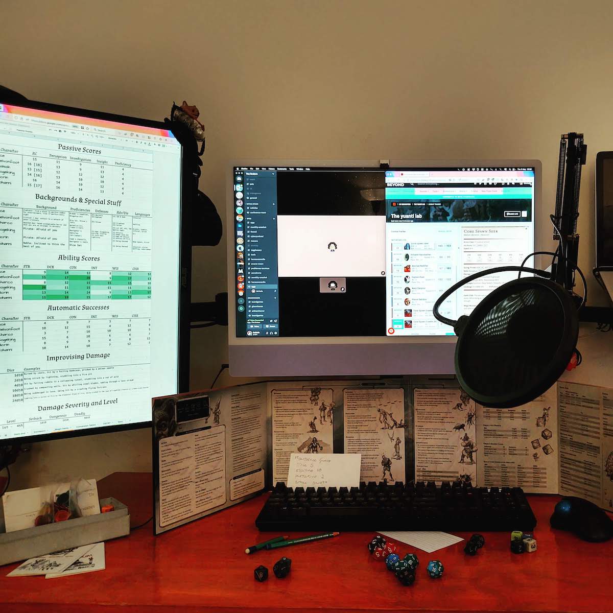 Dos pantallas de computadora. Una pantalla de DM par 5e varios dados y un micrófono